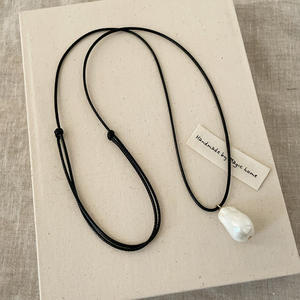 Collar largo con colgante de perla de forma especial, cuerda negra, para mujer, cadena de cuello sencilla de alta gama que combina con todo - Product Image 1