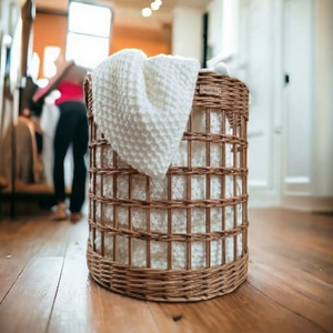 Panier à linge rustique en bambou artisanal et durable, couleur naturelle, pour l'organisation des vêtements et le rangement dans le salon/la penderie - Product Image 1