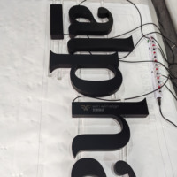 Lettres en acier inoxydable peintes en blanc sur mesure, éclairées par halo LED, directement de l'usine |   Panneaux résistants à l'eau avec finition mate supérieure