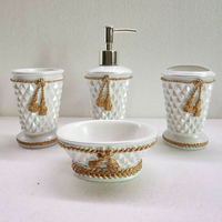 Juego de Baño de Resina con Relieve Floral 3D Personalizado, Fabricante ODM, Dispensador de Jabón Redondo de Poliresina de 4 Piezas, Decoración para Hotel