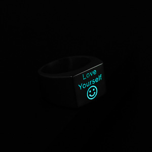 Nuevo inglés amor a sí mismo azul luminoso cara sonriente anillo de acero inoxidable temperamento simple anillo de moda para hombres solteros - Product Image 4