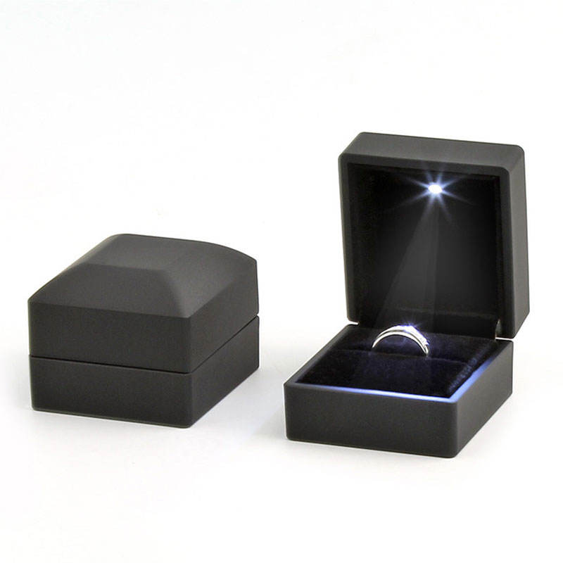 Caja de anillo negro