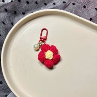 Mengda Lovely Girl Flower Pearl Keychain; Pendentif de sac mignon pour les femmes; Porte-clés ornement suspendu pour voiture.