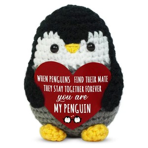 Cadeaux romantiques pour Noël, anniversaire de mariage, Saint-Valentin : Pingouin en crochet fait main pour le soutien émotionnel et la motivation - Product Image 1