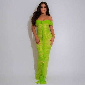 Vestido largo con abertura lateral, de color sólido, con cintura de color. - Product Image 1