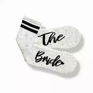 Vente en gros de <span class=keywords><strong>bas</strong></span> de fête pour mariée chaussette de mariage en coton doux lettres de demoiselle d'honneur noir <span class=keywords><strong>blanc</strong></span> chaussettes de demoiselle d'honneur pour femmes - Product Image 4