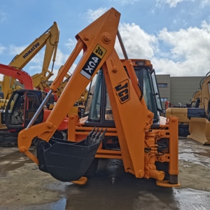 Chargeuse sur pneus JCB 4CX d'occasion, modèle 2021, moteur Cummins, pompe Denison, charge nominale de 9 tonnes, godet à dents jaunes, quatre roues motrices - Product Image 3