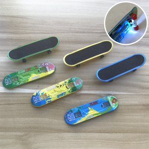 <span class=keywords><strong>Jouet</strong></span> Flash LED <span class=keywords><strong>miniature</strong></span> en plastique avec impression UV personnalisée planche à roulettes lumineuse planche à roulettes avec doigts - Product Image 5