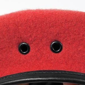 قبعة بيريه فرنسية مخصصة من الصوف والجلد مع تصميم مطرز باللون الأحمر، مناسبة للحفلات الرسمية والأنشطة الخارجية، للجنسين - Product Image 6