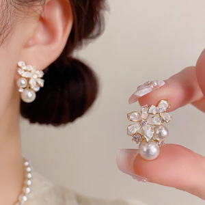 Pendientes de botón de flor esmaltados chapados en oro de 18k Resoul con circonita cúbica y perla, joyería de moda para mujer al por mayor - Product Image 3