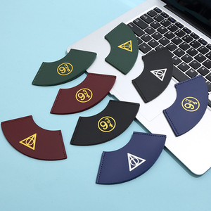 Marque-page en cuir PU motif Académie Magique, protecteur d'angle de livre en forme d'éventail, marque-page motif Neuf et Trois-Quarts - Product Image 4