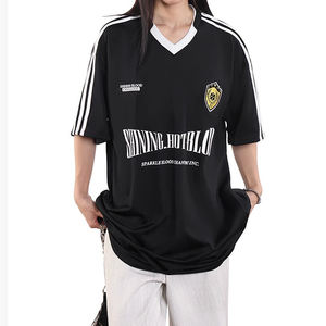 T-shirt unisexe décontracté à manches courtes en jersey à col en V et trois bandes, style vintage, pour couple, idéal pour le sport et le streetwear estival - Product Image 5