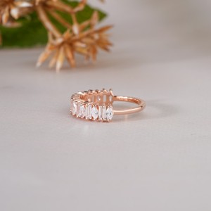 Anillo de Boda Único en Oro Rosa con Moissanita y Múltiples Piedras, Corte Marquesa y Baguette Alternados, Anillo Apilable, Joyería Audaz - Product Image 5