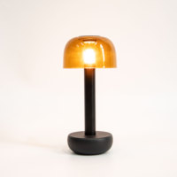 Langlebige moderne umwelt freundliche Tisch lampe auf Metall basis Klarer transparenter Lampen schirm Praktische magnetische Aufladung Stilvoll Einfach