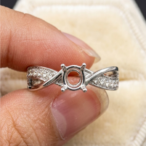 Anillo de compromiso nupcial para mujer de oro blanco de 18K con diamante natural redondo central, semimontura en blanco, pavé cruzado, venta al por mayor, pedido a granel - Product Image 3