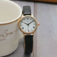 Montres de sport vintage pour dames Boîtier en alliage Quartz pour filles Junior Senior High School Examens Slim Straps Compact Antique Style