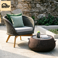 Ensemble de salon moderne en rotin avec table basse, design rond tressé, pieds en teck, coussin amovible, mobilier d'extérieur pour cour et resort