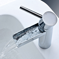 Grifo de lavabo de latón con salida en cascada y un solo manípulo Aquacubic para baño