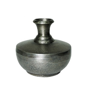 แจกันอะลูมิเนียมสีทองทันสมัย ทำมือ น้ำหนักเบา เป็นมิตรกับสิ่งแวดล้อม สำหรับตกแต่งบ้านและสำนักงาน ผลิตโดย Artesign ในอินเดีย - Product Image 6