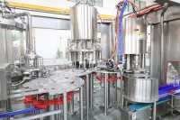 Machine de remplissage automatique de bouteilles PET pour ligne d'embouteillage d'eau minérale pure avec configuration personnalisable