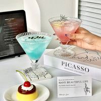 Verre à cocktail créatif à rayures en relief, coupe à martini triangulaire à pied court, polyvalent pour les desserts glacés et les boissons