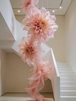 Dahlia suspendue en organza rose poudré avec ruban fluide pour décoration de plafond