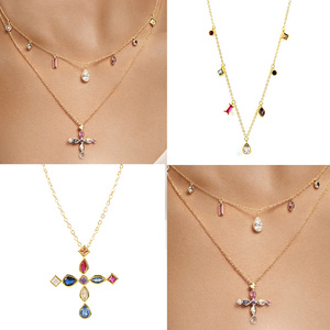 ROXI - Collar con Colgante de Cruz de Oro de 18k y Circonitas de Colores, Joyería para Mujer - Product Image 3