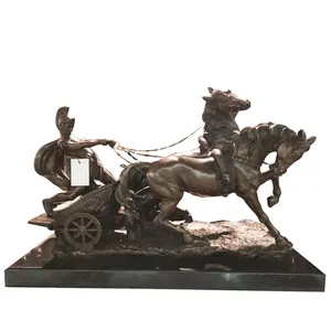 На открытом воздухе римская фигурка рыцаря в натуральную величину воина древний римский воин с лошадью