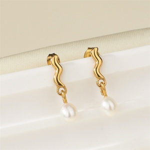 ต่างหูมุกประดับทอง 18k คุณภาพสูง รูปทรงไม่สมมาตร - Product Image 5