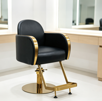 Chaise de barbier haut de gamme avec dossier incurvé et finition dorée élégante pour salon de coiffure professionnel