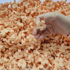 Vendita calda perline di fiori in <span class=keywords><strong>argilla</strong></span> <span class=keywords><strong>polimerica</strong></span> hawaiana Puakenikeni per <span class=keywords><strong>orecchini</strong></span> Lei hawaiani - Product Image 6