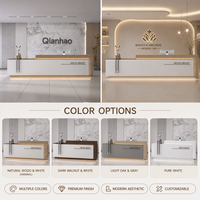 Comptoir de réception moderne avec finition dorée, panneau cannelé en MDF, plateau à niveaux multiples et base LED pour salon de manucure et bureau