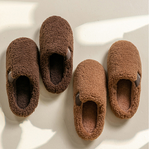 Mules en polaire Teddy pour femmes avec logo personnalisé, pantoufles en peluche pour la maison avec étiquette tissée personnalisée pour un usage intérieur - Product Image 6