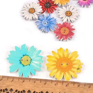 Nuovi bottoni decorativi in legno a forma di fiore margherita crisantemo a due fori da 25mm 35mm