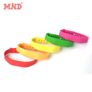 Không thấm nướ<span class=keywords><strong>c</strong></span> <span class=keywords><strong>c</strong></span>ó thể điều chỉnh Mifare siêu nhẹ <span class=keywords><strong>C</strong></span> 13.56MHz Dual Band chip Silicone dây đeo <span class=keywords><strong>c</strong></span>ổ tay cho <span class=keywords><strong>c</strong></span>ông viên nướ<span class=keywords><strong>c</strong></span> - Product Image 3