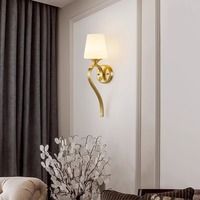 Applique murale simple en cuivre antique avec verre, forme cœur incurvée, pour chambre à coucher, chevet, couloir d'hôtel, villa, décoration intérieure