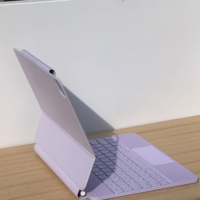 Teclado Mágico Ultraligero Multicolor para iPad de 12.9 y 13 Pulgadas con Función de 14 Teclas y Panel Táctil Completo