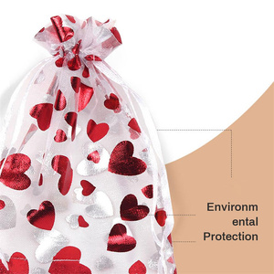Sacs-cadeaux en organza en forme de coeur 10*15cm pour les mariages de Noël ou les fêtes maille pour une élégance accrue - Product Image 3