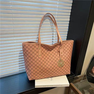 Sac à bandoulière de grande capacité à motif vintage fourre-tout en cuir PU imprimé rétro pour femme - Product Image 2