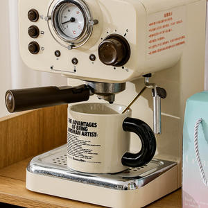 Tasse en céramique Guerrilla Girls, impression de lettres d'artistes féminines, design minimaliste, cadeau pour femmes, utilisation au bureau - Product Image 2