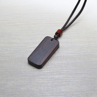 Fabricant de colliers pendentifs en bois sur mesure, proposant des designs de bijoux de mode OEM, vente en gros de colliers à breloques personnalisés