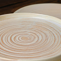 Assiette ronde en porcelaine texturée jaune réactive P&T Sustainable Japandi pour la restauration HoReCa