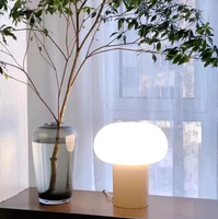 Lampe de table ronde en verre beige moderne de style nordique simple Éclairage LED chaud Base d'ampoule E26 pour décor de chambre Alimentation DC/AC