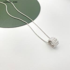 Collier pendentif cercle croissant plaqué or 18 carats avec chaîne à maillons délicats Bijoux à la mode avec zircon pour les fêtes - Product Image 2