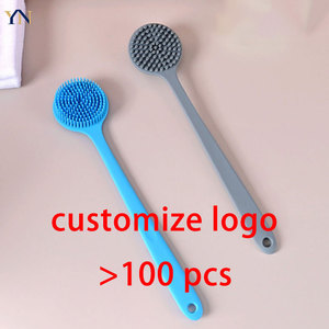 Mamá, con él, no me tengo que preguntarle a nadie más. Cepillo de baño de silicona con mango largo para frotarse la espalda, ideal para refrescarse. - Product Image 1