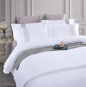 Set di biancheria da letto classico Hotel in 100% cotone in satura 4 pz copripiumino ricamato e federa con ricami laterali - Product Image 2