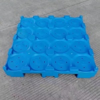 Palette en plastique industrielle simple face UGET Euro Rack à entrée 4 voies pour le stockage d'eau en bouteille dans une entrepôt frigorifique