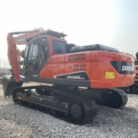 La machine est bien entretenue, d'origine coréenne, d'occasion, excavatrice sur chenilles Doosan DX225LCA pour la construction municipale