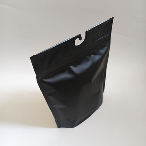 Saco Plástico Preto Stand Up com Zíper e Gancho Frontal Transparente Laminado para Embalagem de Roupas em Poliéster Mylar - Product Image 6