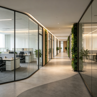 Aménagement d'Intérieur de Bureau Moderne : Hall Central Courbé, Postes de Travail Ouverts, Salles de Réunion Privées, Mur Végétal, Mobilier Commercial